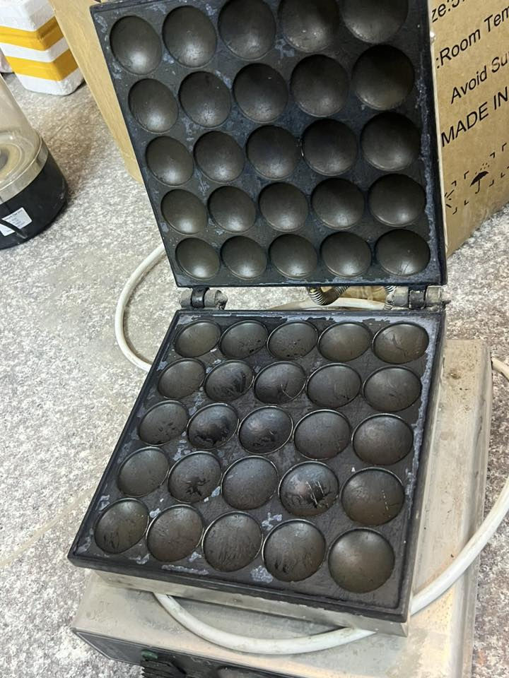 اغراض مطعم مستعمله للبيع 

جهاز وافل
جهاز بان كيك
عارضة حلويات
جهاز كاشير 
تراك لايت عدد٨ 

مكان الاغراض كربلاء حي التعاون تفاصيل 
*********** واتساب
