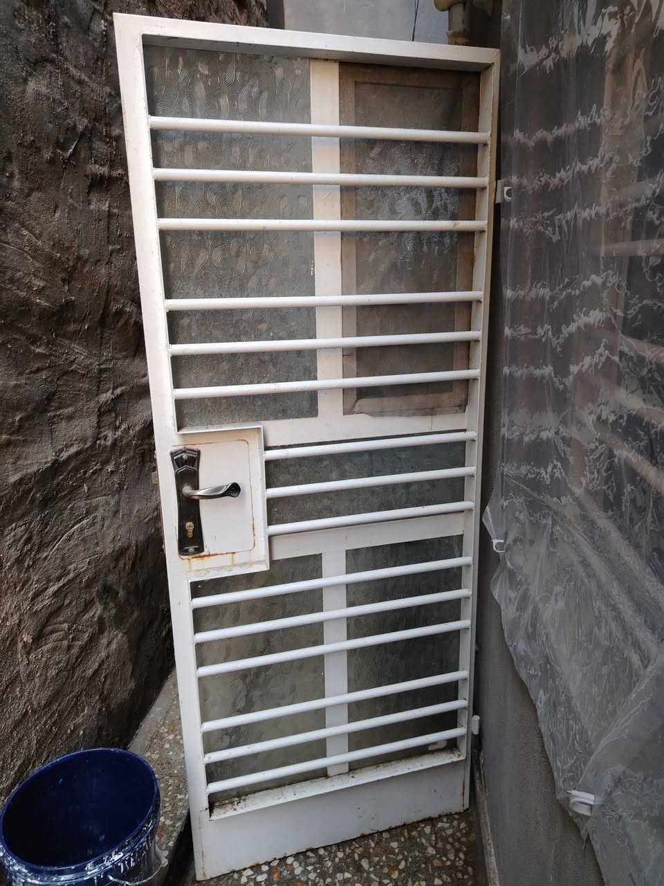 السلام عليكم باب الطول ٢ متر العرض ٨٠ سم نظيف جدا السعر ٧٠ الف مكاني بغداد حي الجهاد ***********
