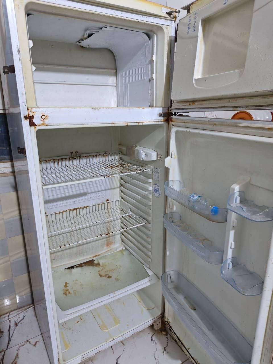 ثلاجه حجم كبير جدا. 
ماطور شغال بس الفريز نزرف عود 🙄رادو ييشلعون الثلج منه ونزرف طلع غازه كله حاليا شغاله بس ماتبرد وسعره كلش مناسب ٣٥ الف فقط
العنوان الناصريه المهيديه قريب جسر المشاة


**إذا كنت صاحب هذا الإعلان وتريد حذفه لأي سبب، رجاءا أرسل رسالة إلى الدعم الفني**