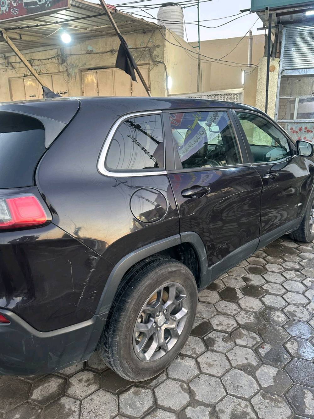 السلام عليكم
السعر 110$ و بيها مجال حك الجيه 
جيب شيروكي بزون
الموديل : 2021 
نوع الحادث :  شجرة واكعه عليها بالاعصار بنيد وقمارة وزوج ابواب الايمن مبدلات يعني ابيع صبغ عام 
الــمــواصــفـــات :-
1 - محرك 6 سلندر 3200
2 - كشنات جلد اسود
3 - شاشة وسط للتحكم في ايعازات السيارة
4 - تبريد قطعتين امامي خلفي
5- لايت زنون + كشاف
6- رقم بابل انكليزي مداور باي وقت  
7 - تبريد ثلج ❄️
8 - منافذ USB امامي خلفي
10 - تحكم ستيرن جهتين
12 - نضام ABS مانع انزلاق
13- سايد بريك بصمة 
16- كشن حضن 
17- حساس خلفي
18-أوتو بريك
19- نضام قياده
20-تريشه كروم بلاد
21- بصمه
22- فور ويل 
23- تشغيل عن بعد 
24- 4 مودات قيادة 
*********** اذا مو شراي لتتصل ولتكسر بحلال غيرك يرحم والديك السعر بي مجال بسيط
وبعد بيه هواي مواصفات السياره جاهزه 
مكان السياره نجف
صبغ عام سيارة حادثها شجرة واكعه عليها ع القمارة والبنيد