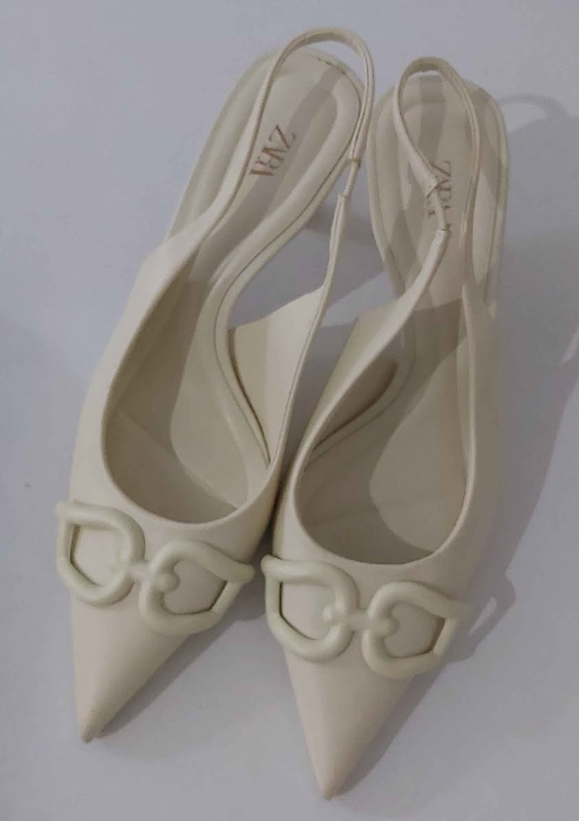 Two women's shoes 
One offwhite zara
One black and white Dior أربيل, العراق


**إذا كنت صاحب هذا الإعلان وتريد حذفه لأي سبب، رجاءا أرسل رسالة إلى الدعم الفني**