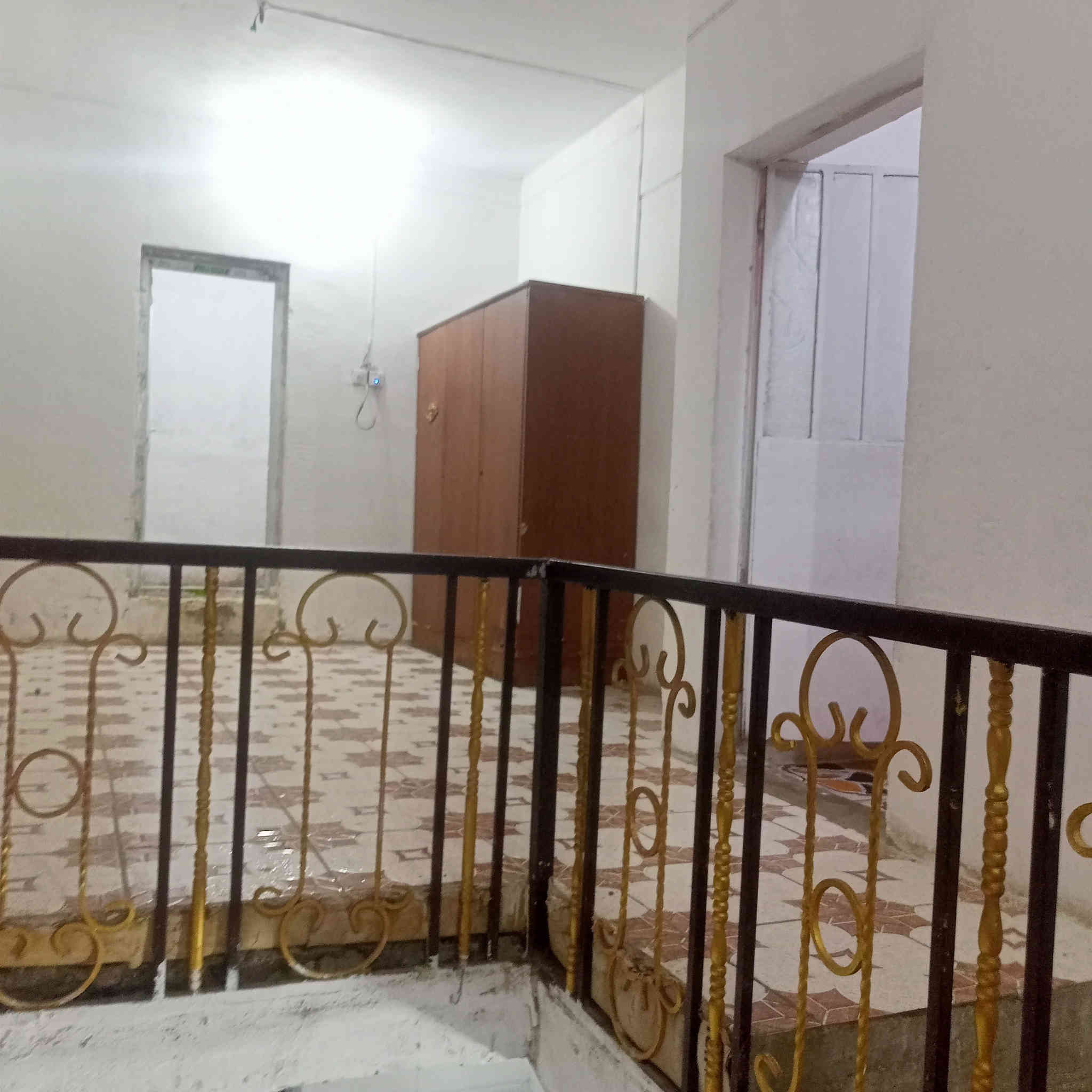 بيت اللبيع مساحة ٢٠٠ متر قاطين غرفتين نوم بل قاط الثاني وغرفتين جوة مكانة بغداد  قرب كراج الاسدي جامع زينب الكبرى شارع المواكب منطقة ٣٠٠ بل بداية السعر ١٤٥ هذ رقم والدي ***********
