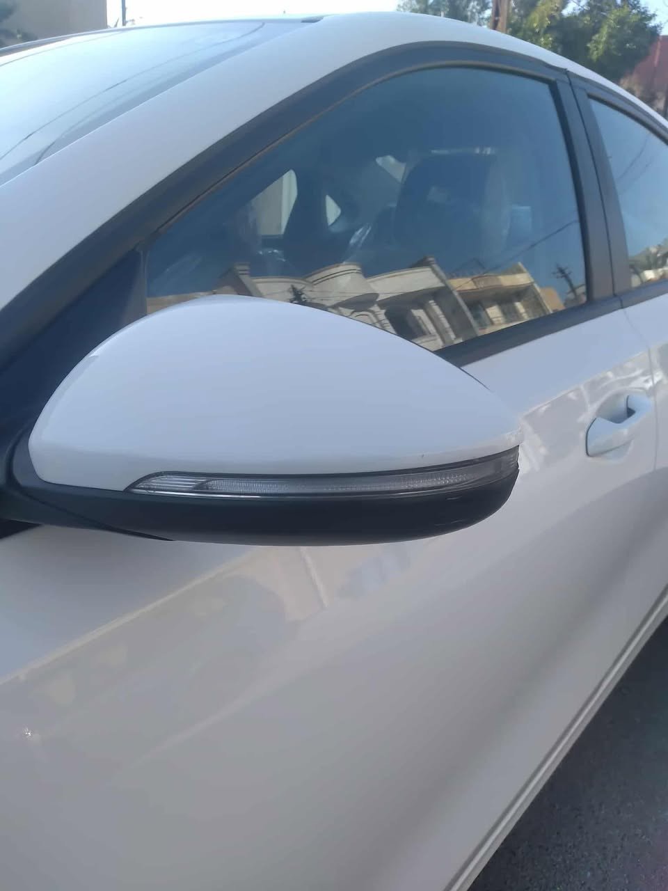 السلام عليكم.                                        للبيع سيراتو خليجي موديل 21 رقم بغداد الجديد بسمي 
ماشيه 65 الف مواصفات السياره مري شفط 5 ويل كب حساس خلفي 
السياره مغلفه كاعيه وكشنات جلد سبير منازل تخم تاير جديد 
السياره بيه بارد شبر بالباب الخلف السايق وشخط بلباب الامامي عكس السايق فقط 
العنوان بغداد الصليخ 
اتصال 📞 ***********
