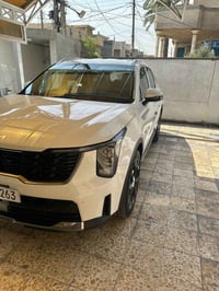 سورنتو 2025 ماشية 8 الف بعدهه بوضع الزيرو  مغلفه ومدوشمه جلد كل لسيارة...