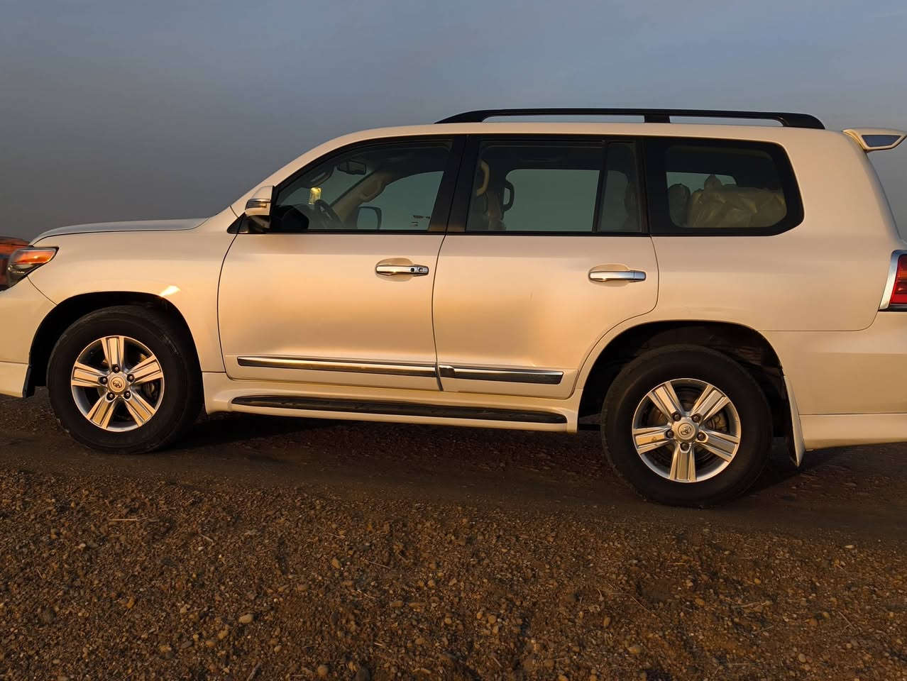 السلام عليكم سيارة لاندكروزر GXRفطيم موديل 13 مكفولة كفالة عامة ماشية 140محرك 8سلندر فول مواصفات  مري قلاب كهربائي أشارة ترحيب وفتحة سقف تبريد ثلاث قطع كشن جلد DVDبالقمارة وبعد بيها هواي مواصفات رقم سليمانية تحويل مباشر مكاني ميسان الشراي يتصل ***********/***********
