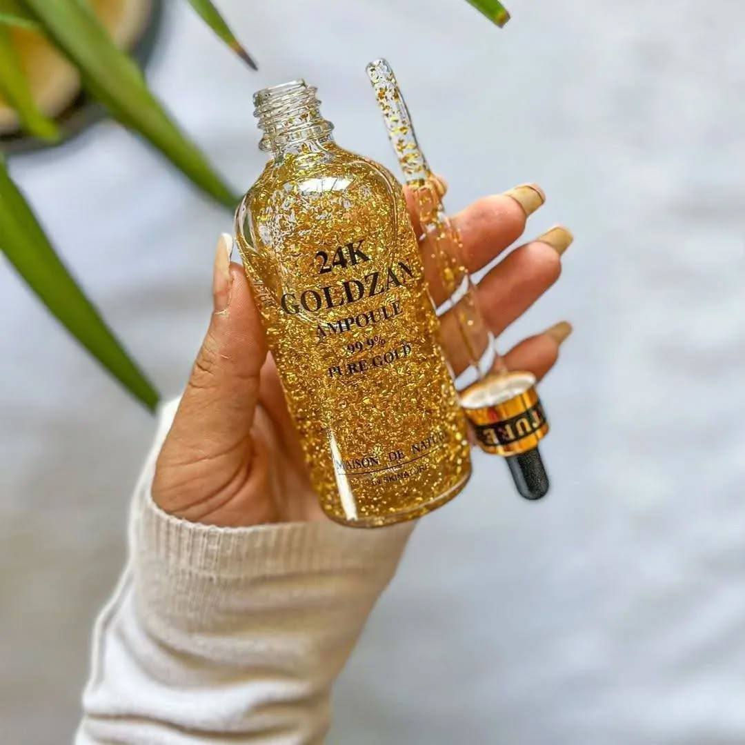 ✨ سيروم الذهب 24K للنضارة والفخامة ✨  

دللي بشرتج بسيروم الذهب 24K Goldzan Ampoule من Maison de Nature 💛  
تركيبة غنية بجزيئات الذهب تساعد على:  

💫 إعطاء البشرة إشراقة ولمعان طبيعي  
💫 ترطيب عميق ونعومة واضحة  
💫 تحسين مظهر البشرة وجعلها أكثر حيوية  
💫 تقليل مظهر التعب والخطوط  

قطرات قليلة يومياً وتلاحظين الفرق ✨  
بشرة أنعم… أصفى… ومليانة إشراقة ذهبية 👑  

السعر 6 الف


**إذا كنت صاحب هذا الإعلان وتريد حذفه لأي سبب، رجاءا أرسل رسالة إلى الدعم الفني**