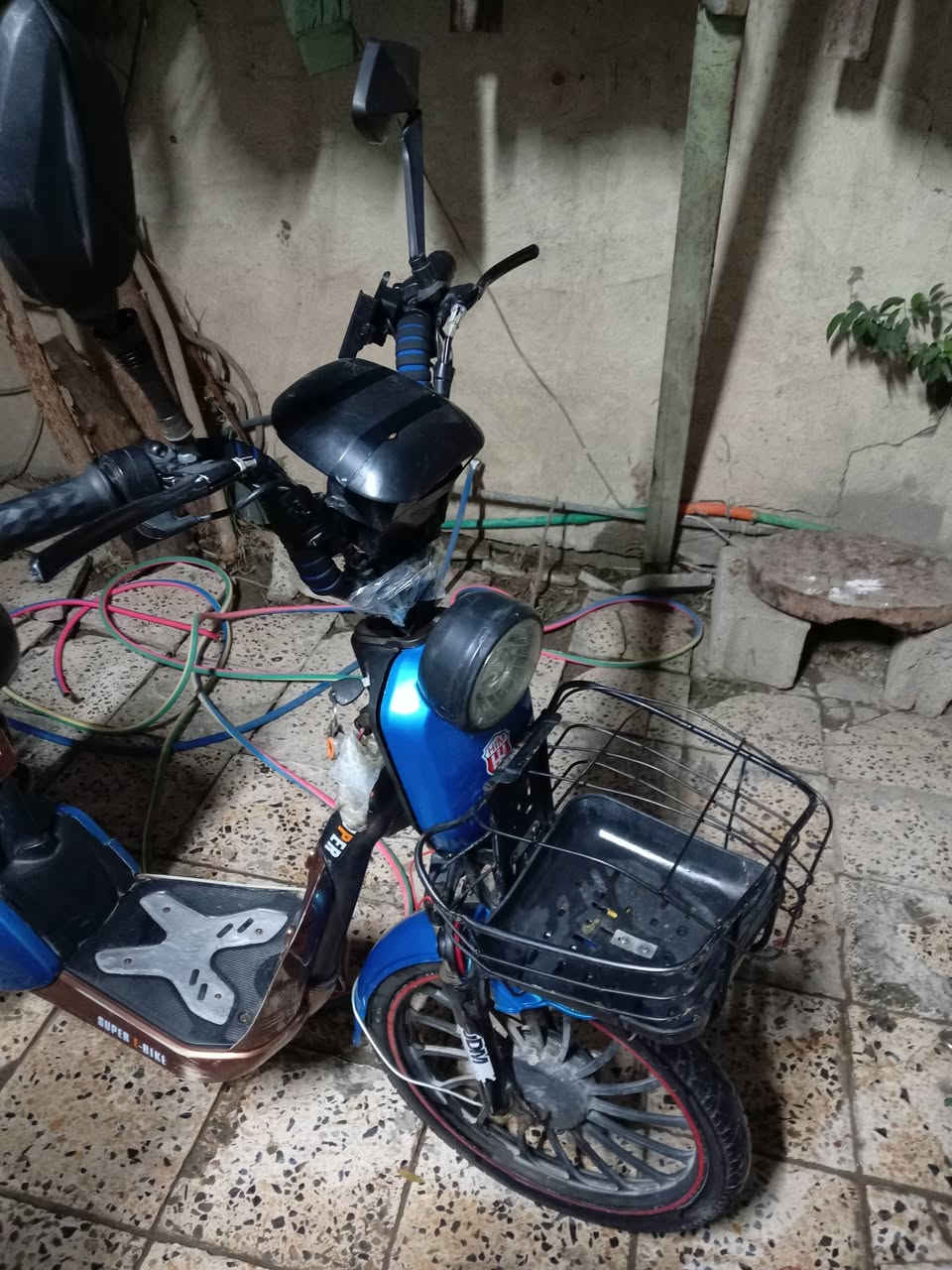 سلام عليكم دراجه اللبيع مابيه اي عطل بطاريات نضافتهن %80 بيه بس لاشاير مايشتغل يُشَتغلً بيها الاكلوب ولاهورن بوش وبيها بلوتوث نضيفه دراجه سعر 230 وبيها مجال المكان بعقوبه تحرير. لاتصال عله ***********
