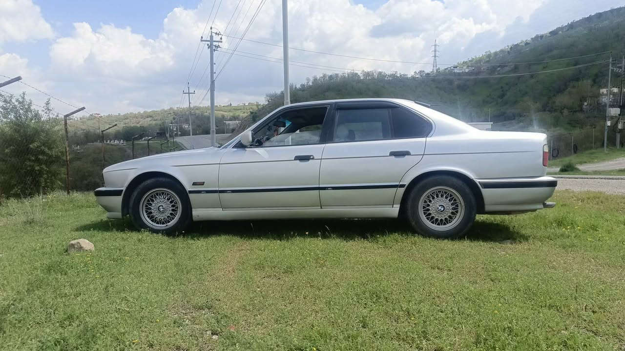 سلام عليكم
525
للبيع او مراوس
موديل 1992
كير ومكينه شرط
اوتاماتيك 
تخم تاير جديد
تبريد شرط مركزي
سنويه جديد بسمي
سعر 60 وبيها مجال
متواجد رقم الهاتف
وتساب ***********
الموشراي لا يخابر
