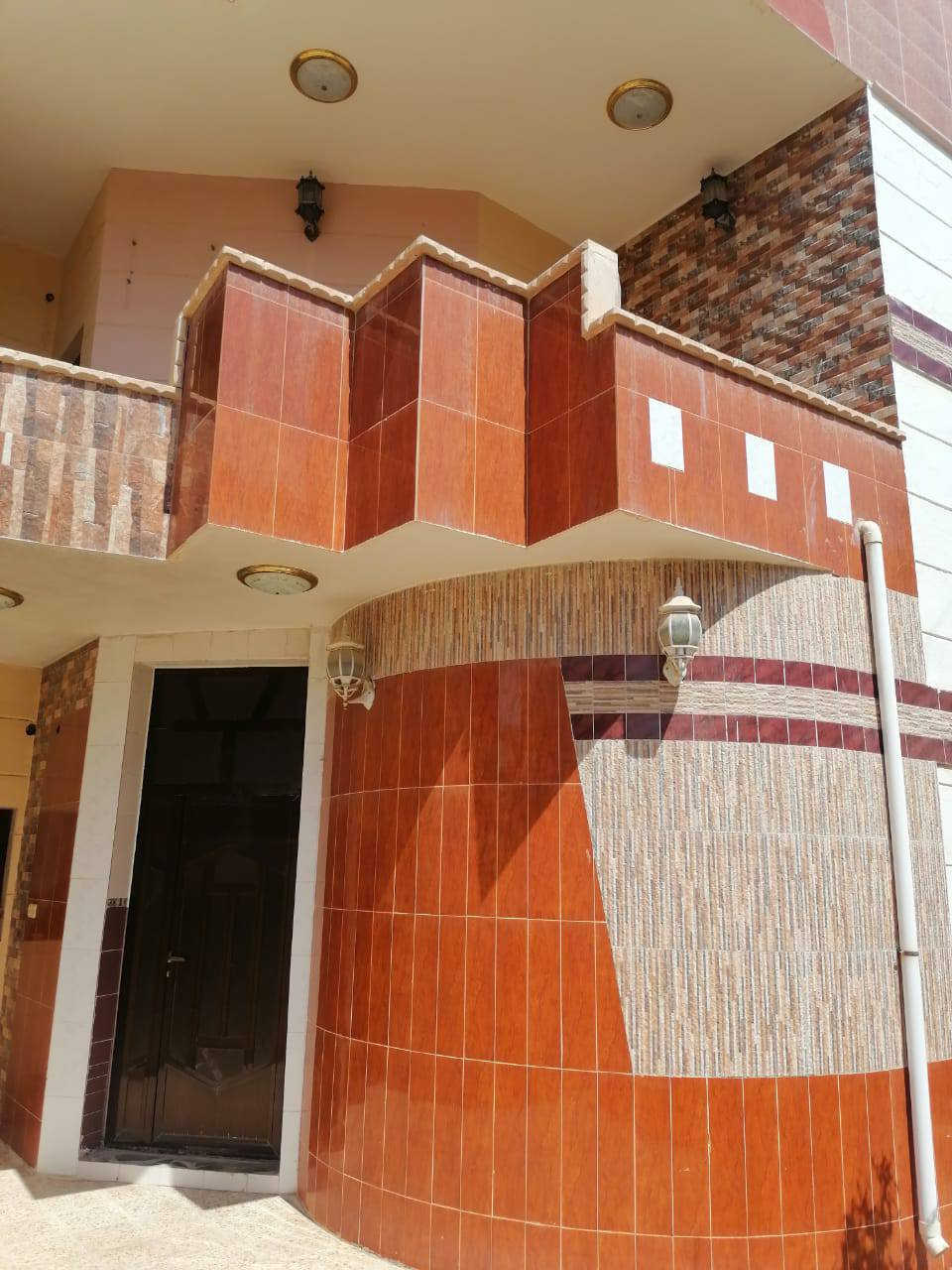 دار سكنية طابو زراعي ( حي المعلمين )شارع جامع بيت الخطيب . 200 متر مربع وجه 10 ونزال 20 .. بناء جيد جدا . الطابق الأرضي  كراج وحديقة وديوانية وغرفة نوم واحده ومطبخ ومسلك ومنور عدد 2 الارضيه مرمر كاشي المطبخ والصحيات وحزام البيت سيراميك . الطابق الاول 4 غرف نوم مع صحيات وبالكون والارضيه كاشي موزاييك . الراغبين بالشراء الاتصال بمكتب سعيد الدوسري للعقار . هيت شارع المعارض مقابل مسجد بيت الحمد . ***********
