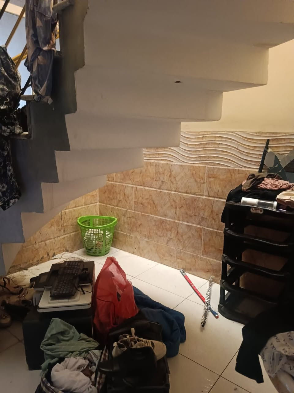 بيت لايجار بجغفي الثانيه ٤غرف نوم وحده جوه و٣فوك ومطبخ واستقبال وصاله مساحه ١٥٠متر بمربع الذهبي ع تبليط مقابيل مدرسه جبل عرفه قريب ع جامع فاطمه ورا اسواق السند كل خدمات قريبه عليه 
بدل ايجار ٤٥٠قفل 

***********
