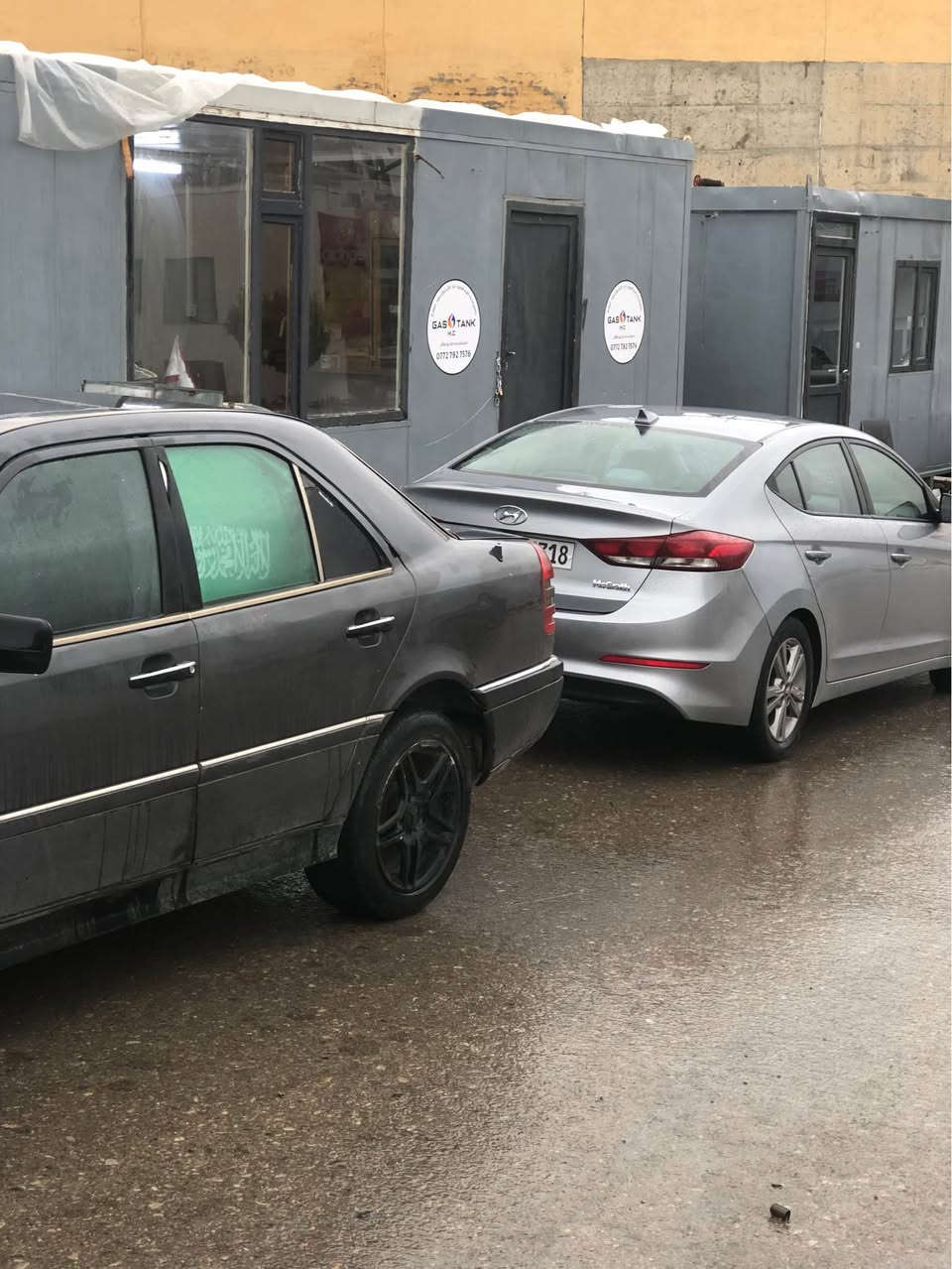 مارسیدز بەشەرتی گێڕومەكینەی  مۆدل1995كاربی  بەشەرت هەموو تازە چاك كردوە پاتری لۆك  جوار چام كاربە هەمووی گیانی ئیش ئەكات سەقف سلیت ٤تای تازە  تەبردەكەی بەس كۆپرێ سەری نەحسەسەیارەكە   كالبوونەوی هەیە نرخی 25  بانزین زۆركەم ئەخوات شوێن سلیمانی موشتەری نیت   نامە مەنێرە لەگەل ڕێزم *********** Singapore
