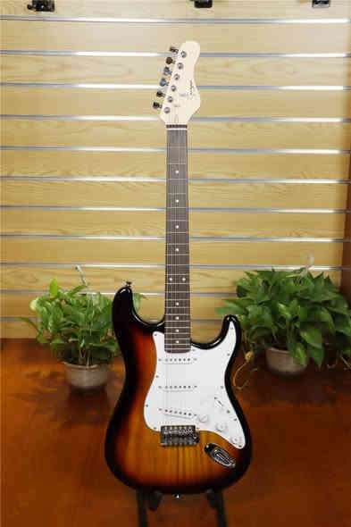 كيتار كهربائي  فندر
السعر 225 الف 

معلومات ..
الماركة : فندر 
اللون :  الابيض و ممزوج ذهبي ولاسود
مادة الجسم: خشب القيقب (الجزء العلوي)
خشب الألدر (الجسم)
مادة لوحة المفاتيح : خشب الأبنوس
قطر مركب : (254 مم إلى 355.6 مم)
طول المقياس : 25.5 بوصة (64.8 سم)
#تواصل 
***********
