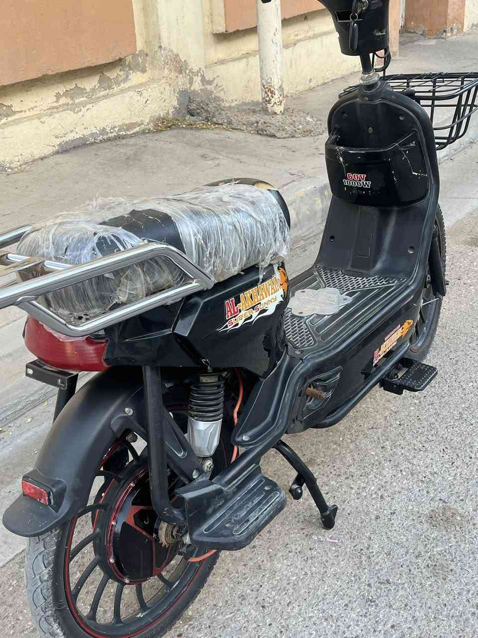 السلام عليكم دراجه للبيع نضيفه حيل بطاريات جدد ع الفحص نضيفه حيل السعر 350 وبي مجال للستفسار ***********
