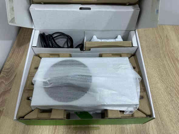 السلام عليكم
اكسبوكس سيريس اس نسخة 512G مستعمل نظافة 100% ممفتوح واستعمال سنة يجي وية الكارتونة وجميع ملحقاتة الاصلية

فقط الجوستك بيه ضرر بسيط بطرف مثل ماموضح بصورة

ويجي وية جهاز كيم باس 9 اشهر (ضمان على طول الاشتراك) 

سعر 350 ألف وبي مجال بسيط لشراي

توصيل داخل محافظة المثنى بتحديد سماوة مجانا

ويجود توصيل لباقي المحافظات

تواصل واتساب : ***********
