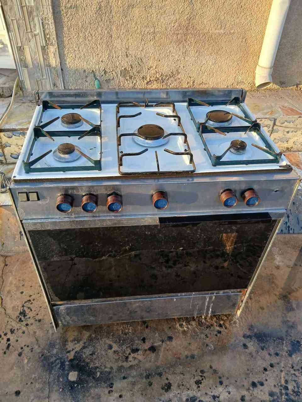 للبيع طباخ باب اول وكله شغال فرن وعيون ب١١٠عنوان حله ثوره ***********

