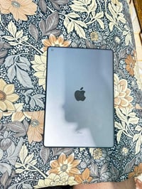 ايباد ٩ • ذاكرة ٦٤ • بطارية ٨٣