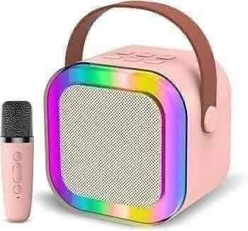 جهاز كاريوكي محمول للأطفال مزود بميكروفون لاسلكي ومكبر صوت بلوتوث. 
الميزات: يشتمل على مكبر صوت بلوتوث صغير بإضاءة LED ملونة، وميكروفون لاسلكي محمول. 
الوظائف: يدعم التشغيل عبر بلوتوث، وفتحة بطاقة TF، وUSB، ومدخل AUX. 
الاستخدام: مثالي للحفلات المنزلية، التجمعات العائلية، وكهدية للأطفال.
حجز والاستفتسار واتساب 
***********📱
يوجد خدمة توصيل 🚕 
محافظات 5 الاف 
بابل المسيب 3 الف 
المسيب حي العسكري 🏍️ مجاني

