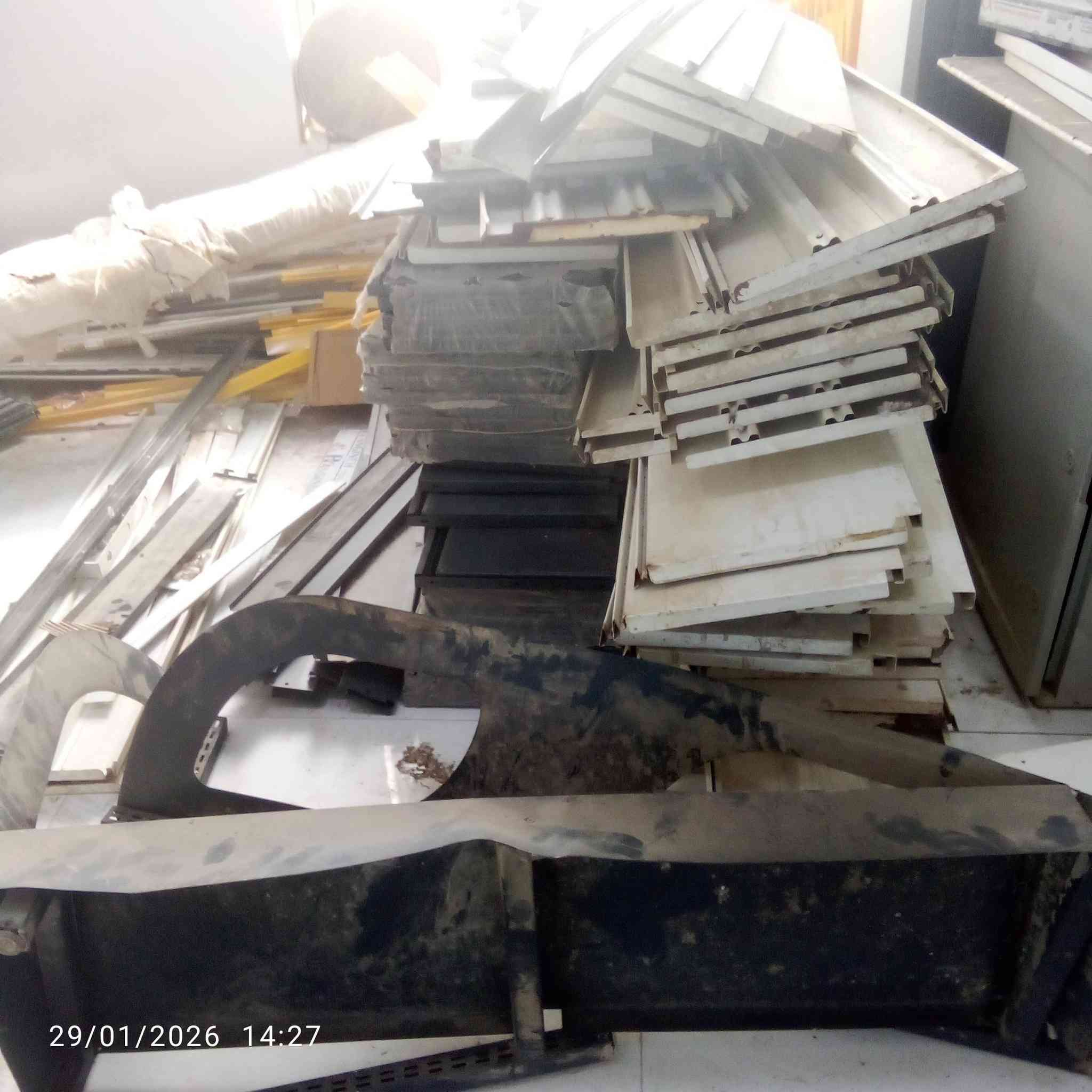 رفوف للبيع كامله عدد كبير للبيع السعر مناسب مستعجلين عالبيع الشراي يتصل ***********
