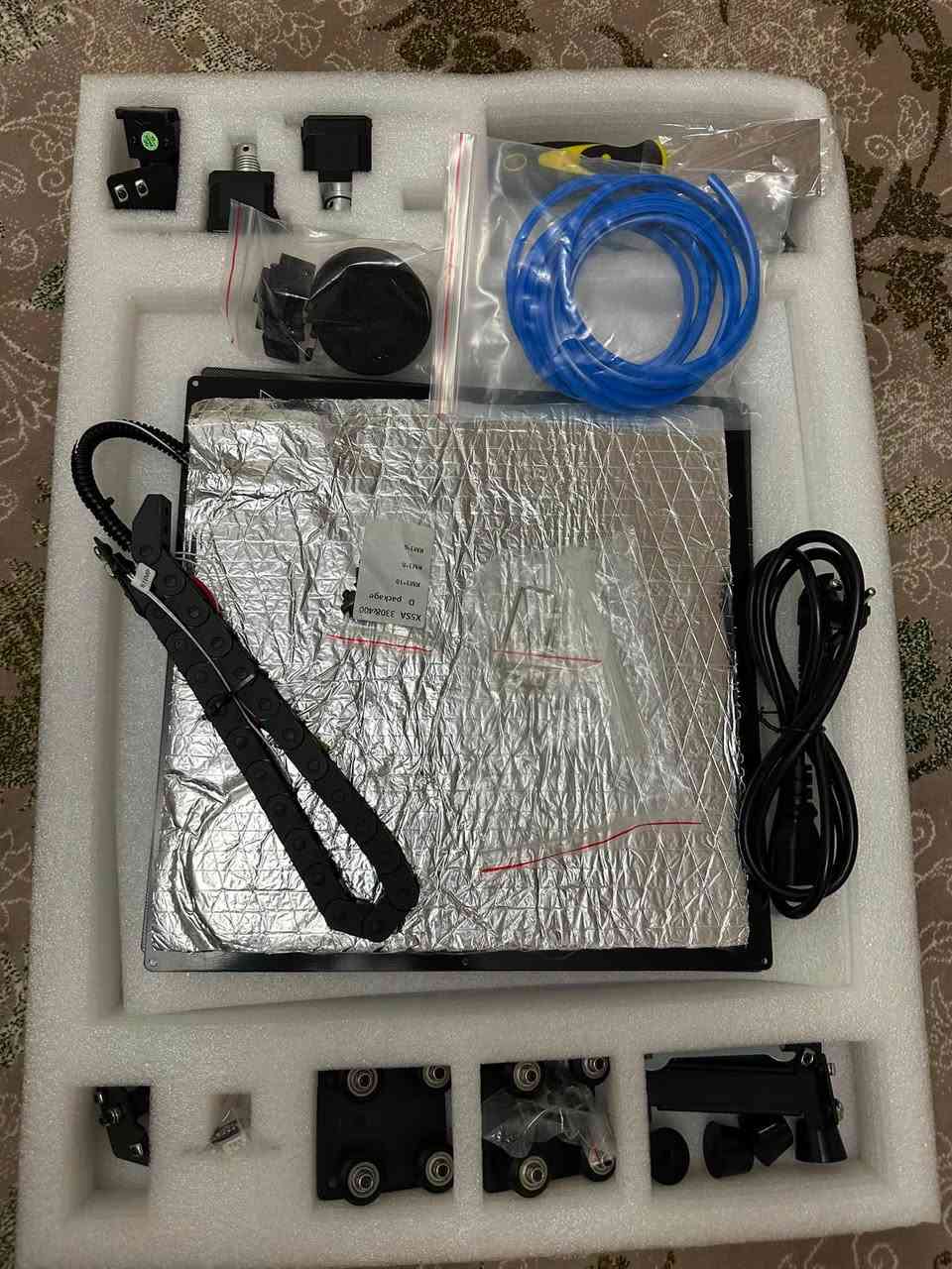 طابعة ثلاثية الأبعاد (3D Printer) من شركة Tronxy موديل X5SA - جديدة للبيع
السلام عليكم، متوفر طابعة ثلاثية الأبعاد احترافية وجديدة بالكامل من شركة Tronxy العالمية، موديل X5SA المعروف بدقته وثباته العالي، ممتازة جداً للمهندسين، أصحاب المشاريع، وهواة التصميم.
أبرز المواصفات الفنية:
 حجم الطباعة الكبير: \bm{330 \times 330 \times 400} ملم (تتيح لك طباعة مجسمات بحجم كبير جداً).
 دقة الطباعة: عالية جداً وتتراوح بين \bm{0.05} إلى \bm{0.3} ملم.
 المواد المدعومة: تدعم خيوط الفيلseparation المتنوعة مثل PLA, ABS, HIPS, WOOD وغيرها.
 البرامج المتوافقة: تعمل بسلاسة مع برامج Cura و Simplify3D الشهيرة.
 الشاشة: شاشة لمس ملونة لسهولة التحكم والإعداد.
حالة الجهاز: جديد تماماً (سِفر) وجاهز للعمل مباشرة.


**إذا كنت صاحب هذا الإعلان وتريد حذفه لأي سبب، رجاءا أرسل رسالة إلى الدعم الفني**