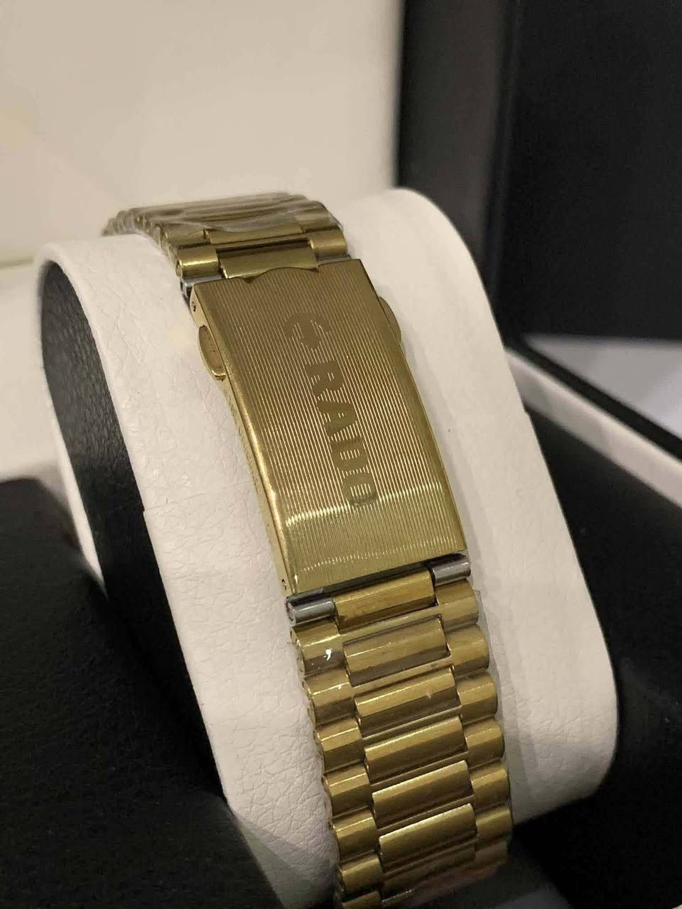 السلام عليكم......
ساعة RADOسويسري اصلي اتوماتيك 
نافذة للعرض التاريخ واليوم 
أميال فسفوري 
مكينة ٢٥ حجر 
القطر ٣٦ب٤٣
مقاوم للماء 
سير حديد ستانلس ستيل طلاء لون ذهبي معلم 
جديد غير مستعمل مع علبة اعتيادية وبطاقة الضمان الخاص بي 
السعر ٢٠٠$
يوجد توصيل ***********
