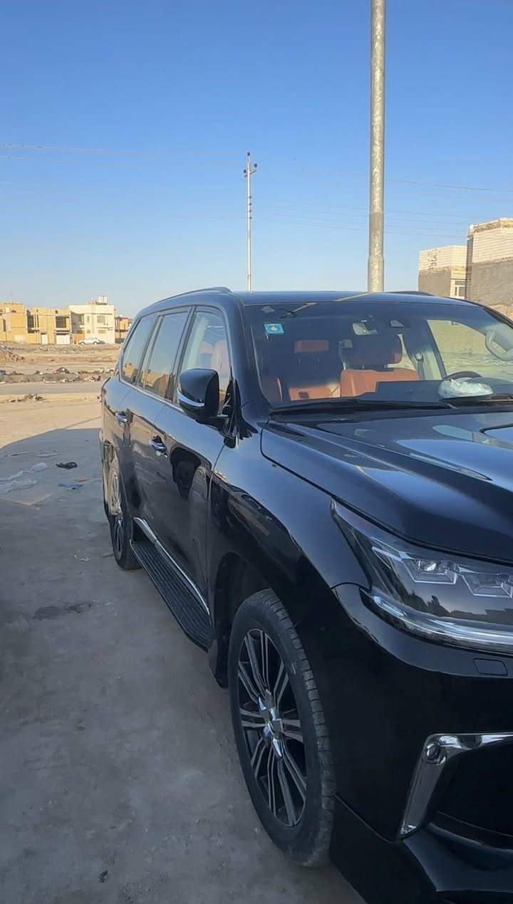 سلام عليكم لكزس موديل 2018 كفاله  السياره تحفه و محافظين عليها سياره كارتون الداخل خوخي لون السياره اسود تجي تشغيل عن بعد  السعر 7شدات و نص باقي التفاصيل عله الرقم ***********
