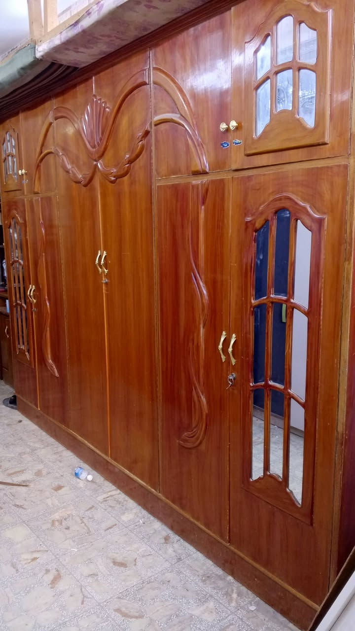 السلام عليكم 
كنتور 6 ملحق نظيف سعر 350 بي مجال 
ميز تواليت صاج نظيف سعر 90 بي مجال 
كنتور تركي 4 ابواب نظيف 150 بي مجال 
مكان بغداد المشتل ***********
