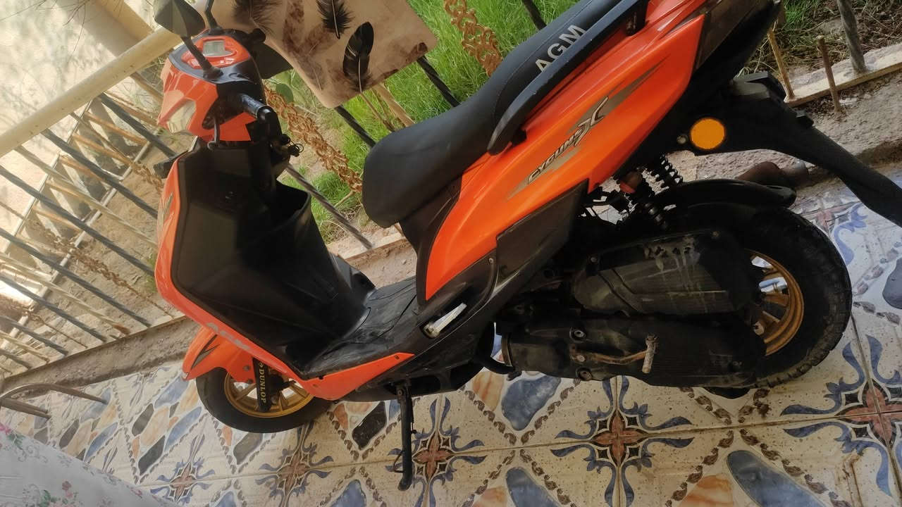 السلام عليكم سكنس للبيع نضيفه جدا محرك ما مفتوح كهربائيات كلها شغاله دبلات جدد سعرها 350 وبيها مجال للاستفسار *********** مكاني البصره ابو الخصيب
