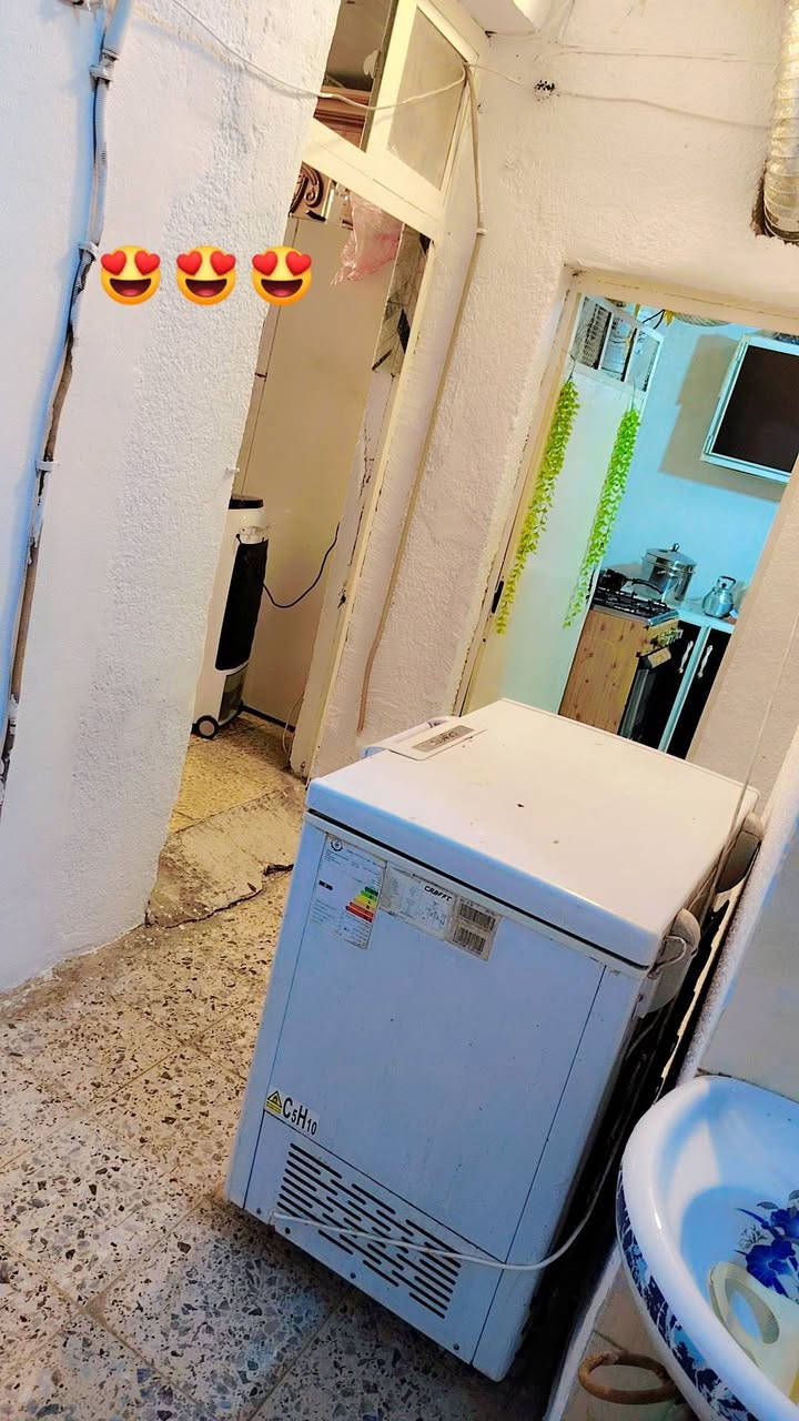 السلام عليكم للبيع نص قطعه خلفيه طابق واحد بقطاع 20 نظيفه جدآ مثل متشوفون وسقفها عالي مجاري كهرباء كلشي جديد الفوك غرفه مخزن مسويها سندويش والبيت مقبط للاستفسار اكثر اتصل ع الرقم ***********
