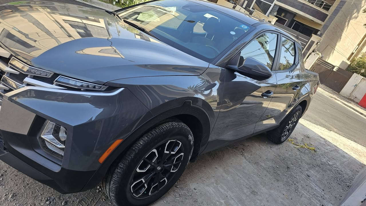 هونداي سانتا كروز 2023 (Hyundai Santa Cruz) للبيع  هونداي سانتا كروز موديل 2023 بحالة ممتازة ومواصفات تكنولوجية متكاملة.
📋 تفاصيل ومواصفات السيارة:
 الموديل: 2023
 المسافة المقطوعة (الممشى): 84الف كيلو فقط 
 المحرك: 2500 CC (تنفس طبيعي) - اقتصادي وقوي
( لتوفير أقصى درجات الثبات
 اللوحات الرقمية: رقم بغداد مميز (  السنوية والتحويل مضمون وسهل)
✨ المواصفات والكماليات (فول مواصفات):
 🔑 تشغيل ذكي: تشغيل عن بعد + بصمة أبواب وبصمة تشغيل
 🖥️ شاشات متطورة: شاشة ديجيتال تفاعلية للعدادات والترفيه
 💺 راحة ورفاهية: كراسي كهربائية بالكامل مع نظام تدفئة مدمج
 🛡️ أنظمة الأمان والسلامة:
 رادار النقطة العمياء (Blind Spot Radar) لتفادي الحوادث
 نظام مانع الانزلاق وتثبيت المكابح التلقائي (Auto Hold)
 💡 الإضاءة والمظهر: لايتات عدسة حديثة بقوة إضاءة عالية + إشارات بالمرايا الجانبية
 🌟 ومواصفات مميزة أخرى تكتشفها بنفسك عند المعاينة!
💰 السعر المطلوب:
 السعر: 190 ورقة (19,000$) (وبي مجال طيب للمشتري الجاد)
 الخيارات المتاحة: بيع نقد أو مراوس حسب الرغبة.
📍 مكان التواجد والمعاينة:
 العنوان: بغداد اليرموك
📞 للاستفسار والتواصل مباشرة مع المالك:
 📱 رقم الهاتف: ***********
***********
(يرجى التواصل للجادين فقط بالاتصال أو عبر الواتساب)
📸 ألبوم صور السيارة (الحالة الحالية وصور الحادث):
