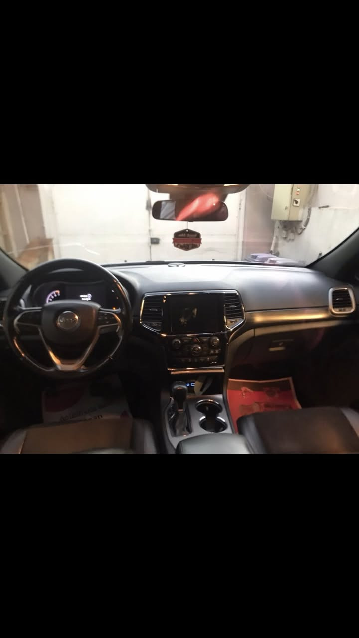 سلام عليكم جيب لاريدو بلاك توب موديل 2021وارد امريكي للبيع فقط فتحه بصمه تشغيل عن بعد رادارات جانبيه و خلفيه ونقاط عمياء و مثبت سرعه 
سستم صوت alpina  9 سماعات ودمام تدفئه مقاعد وستيرن تحكم كشن كهرباء جنطه كهرباء وضعيات echo - normal - sport  شاشه جبيره حادث جاملغ وبنيد بدون دواخل صور الحادث ورقم شاصي مرفق مع الصور مكان السياره بغداد الدوره جمعيه خير الله سعره 26500$ دفترين وخمسه وستون ونص الاتصال *********** تحياتي
