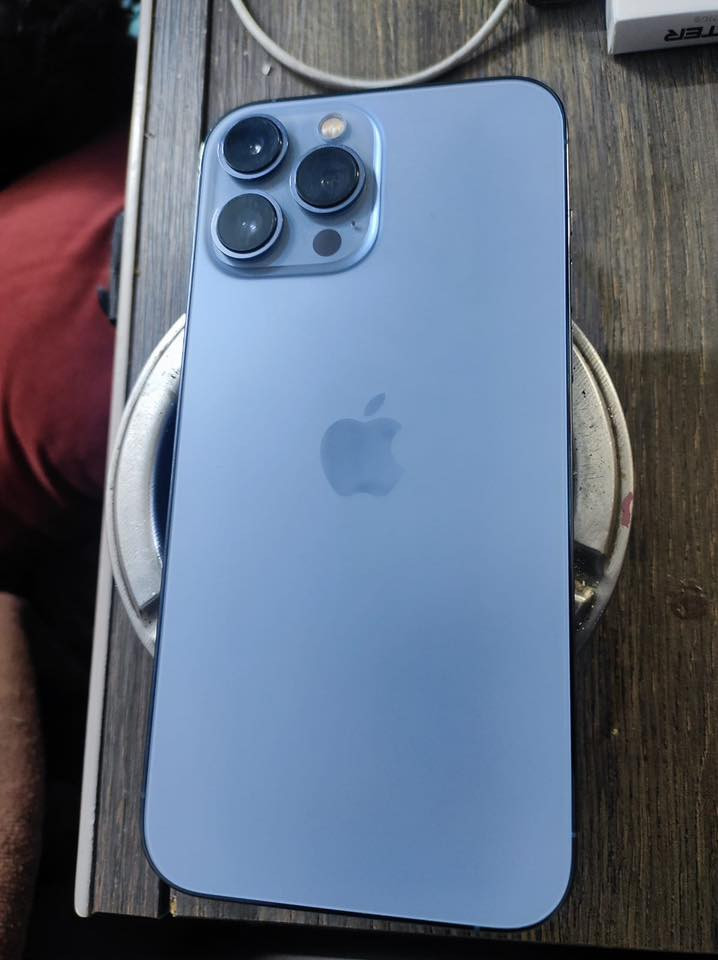 السلام عليكم ١٣برو ماكس ذاكرة ٥١٢بطارية ٨٦حقيقي وتر ما مفتوح لو مميز البحري نموذج Mأمريكي جهاز اخو   الجديد  نضافتة ٩٠٪؜زلغ ما بي السعر قفل ٧٠٠ للاستفسار ***********
