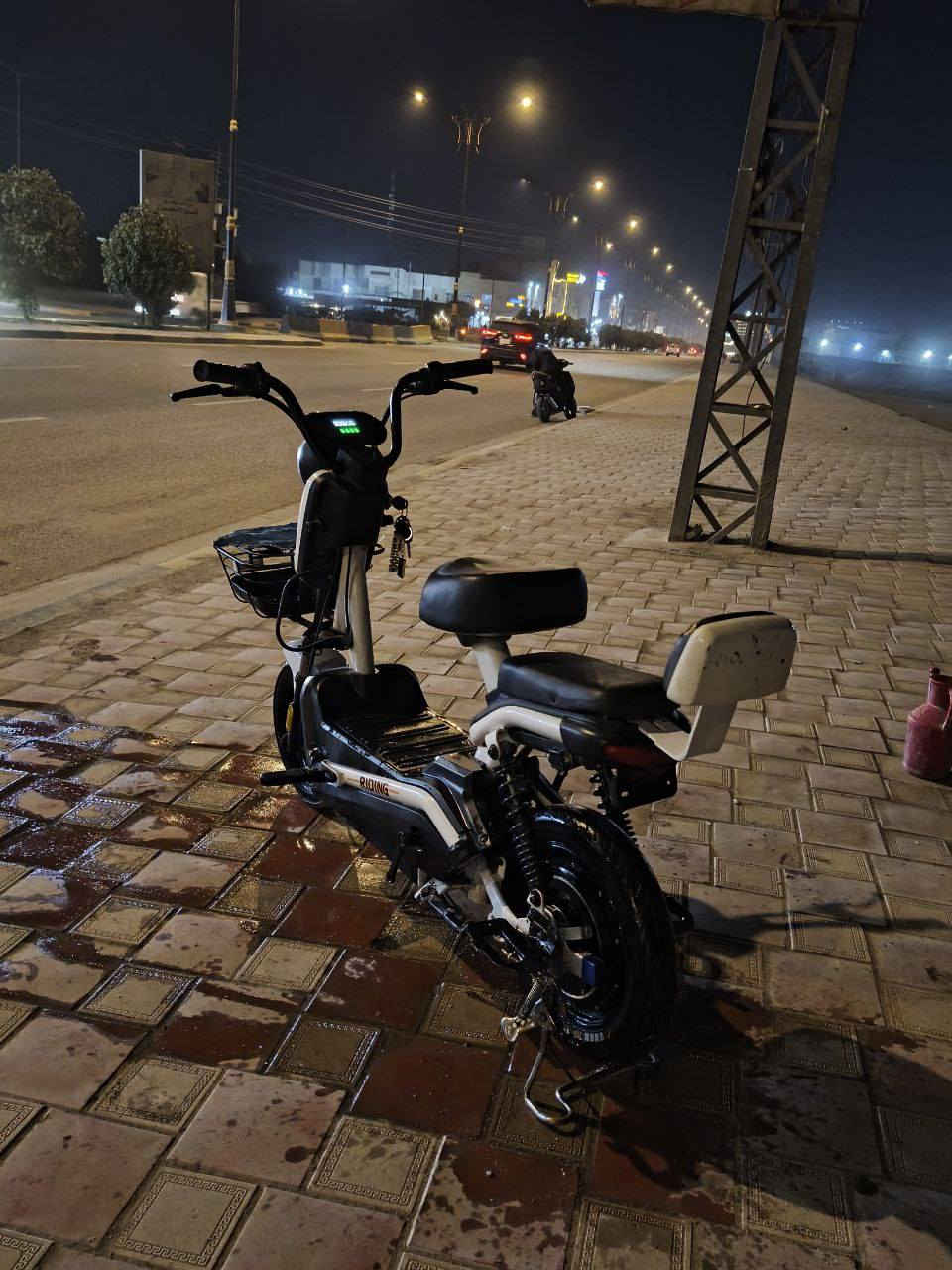 السلام عليكم ورحمة الله وبركاته 
بأيسكل شحن حجم 16 بأيسكل نضيف مثل ما اتشوف سعر البايسكل 300الف او مراوس بـ R8ونطي فرق أو بي مجال حك الجيه أي تفاصيل اتصل وإني خادم ***********مكاني كربلاء
