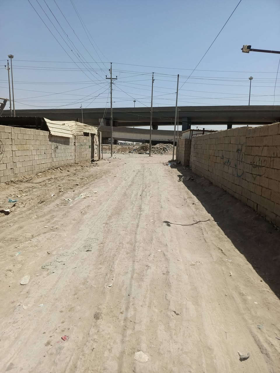 قطعه البيع يم مجسر اسكان الصناعية مساحتها 119 متر كل الخدمات موجود تبعد عن الشارع 15 متر  طريق المشايه  الستفسار عل رقم ***********
