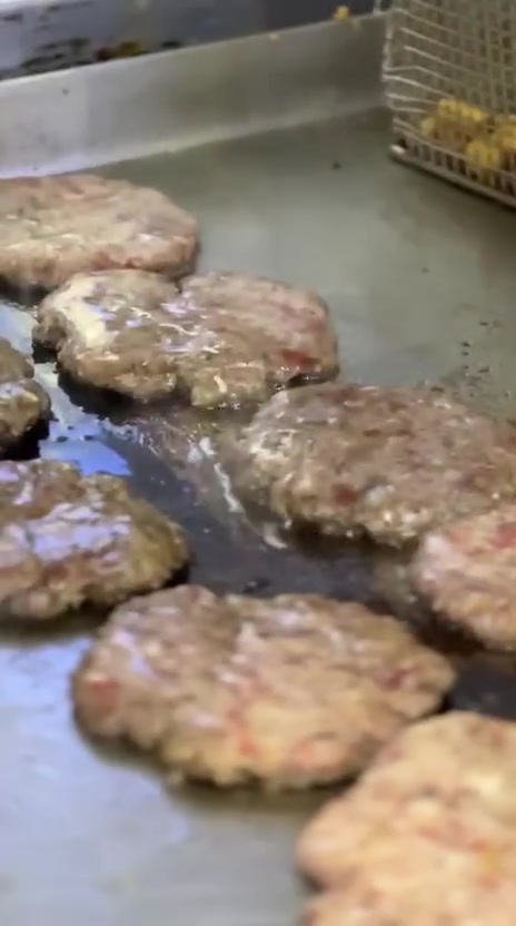 عندما تجتمع جودة اللحم… مع إتقان التحضير، تكون النتيجة مختلفة🍔🔥

🔥 في رائد بدر – فرع البلديات  صنعنا بركرًا يبدأ من الجودة… وينتهي بالإدمان على الطعم.

🥩 لحم عراقي خالص 100%، يُحضّر يوميًا، ويُتبل بتوليفة خاصة، ثم يُشوى بعناية ليحافظ على عصارته ونكهته الغنية.

🇮🇶 لأن اللحم الحقيقي… يصنع الفرق.

خبز طازج، جبنة مذابة، خضار مقرمشة، وصوص خاص يجمع كل المكونات في لقمة واحدة متكاملة.

✨ بركر يجمع بين الجودة، والنكهة، والكرم في كل تفاصيله.

📍 زورونا في مطعم رائد بدر – البلديات
🕒 نعمل على مدار 24 ساعة لخدمتكم بأي وقت
🚗 وخدمة التوصيل (الدلفري) متوفرة لجميع مناطق الموصل  على الأرقام التالية:

📞 ***********
📞 ***********
📞 0771834443

جرّب بركر اللحم العراقي 100%… ودع أول لقمة تتحدث عن الباقي. 🍔🔥
