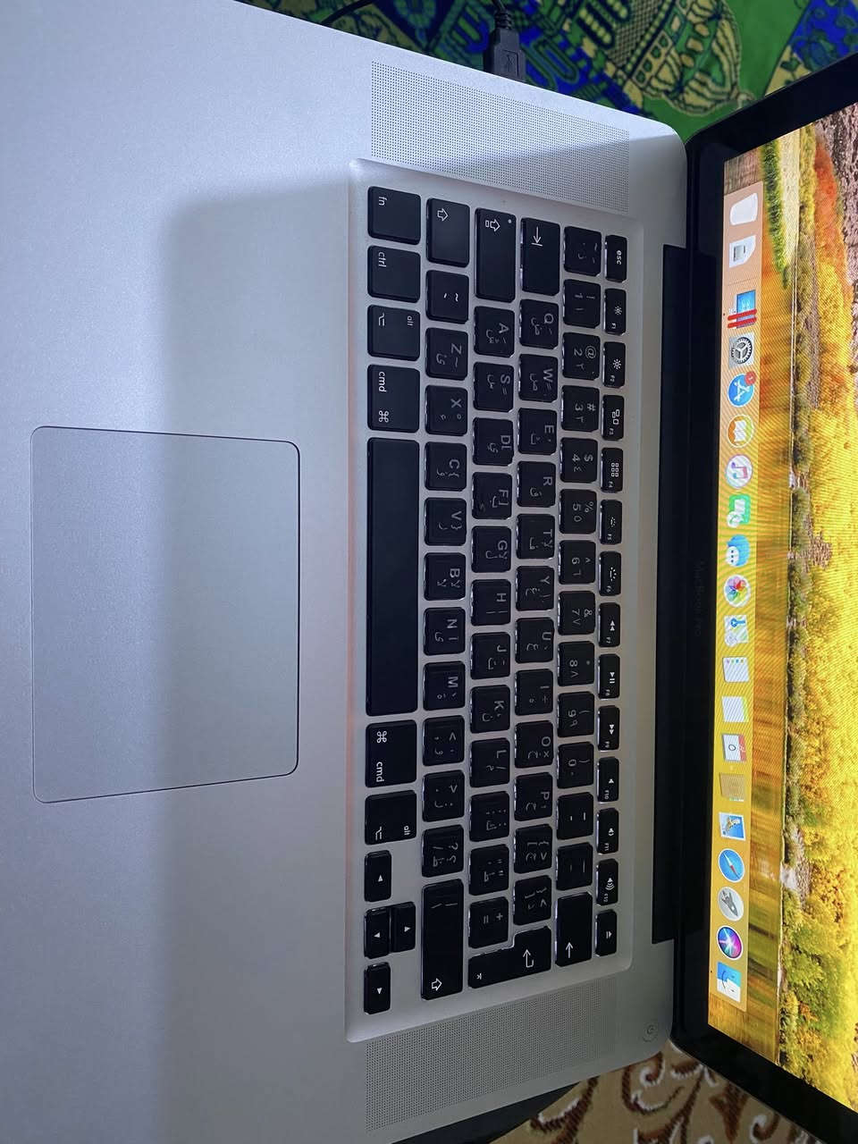 السلام عليكم 
لابتوب للبيع ابل(Mac book Pro)
تحتوي على نظامين 
1-نظام ابل .
2-نظام ويندوز 10 برو .

المواصفات :
موديل : 2010 الشكل الحديث .
intel Core i7  2,3GHz .
RAM 16 GB .
Ssd 512 GB .
كيبورد عربي إنكليزي .
مدة بقاء الشحنة يدوم 4 ساعات متواصلة .
حجم الشاشة 15,4 بوصة .

المنافذ :
منفذ USB ( 2 ) .
منفذ رام .
منفذ WiFi .
منفذ شحن مغناطيس .
منفذ سماعة .
منفذ اسبيكر .
منفذ أقراص DVD .

الملحقات :
شاحن اصلي من شركة ابل .

المكان : 
بغداد الجديدة النعيرية 

السعر :
375 الف وبية مجال .

الرقم :
***********
