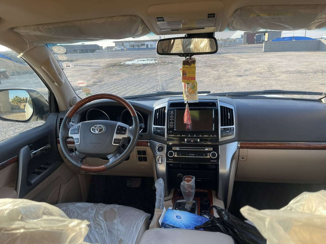 السلام عليكم
لاندكروز 2013 VXR معروفة مواصفاتها رقم أربيل بأسمي تحويل ثاني يوم هزة وفحص جاهز السيارة ماشية 181 الف بدون ضربة بيها بارد شي قليل جدا  السيارة موجودة في بعقوبة سعرها 425 للتواصل ***********
***********
