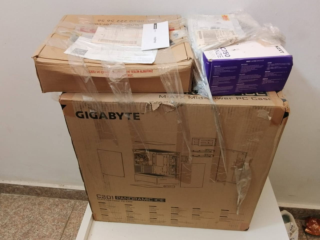 Gigabyte case 
Msi motherboard a520m pro
Kingston ram16gb ddr4
Power supply 750w


**إذا كنت صاحب هذا الإعلان وتريد حذفه لأي سبب، رجاءا أرسل رسالة إلى الدعم الفني**
