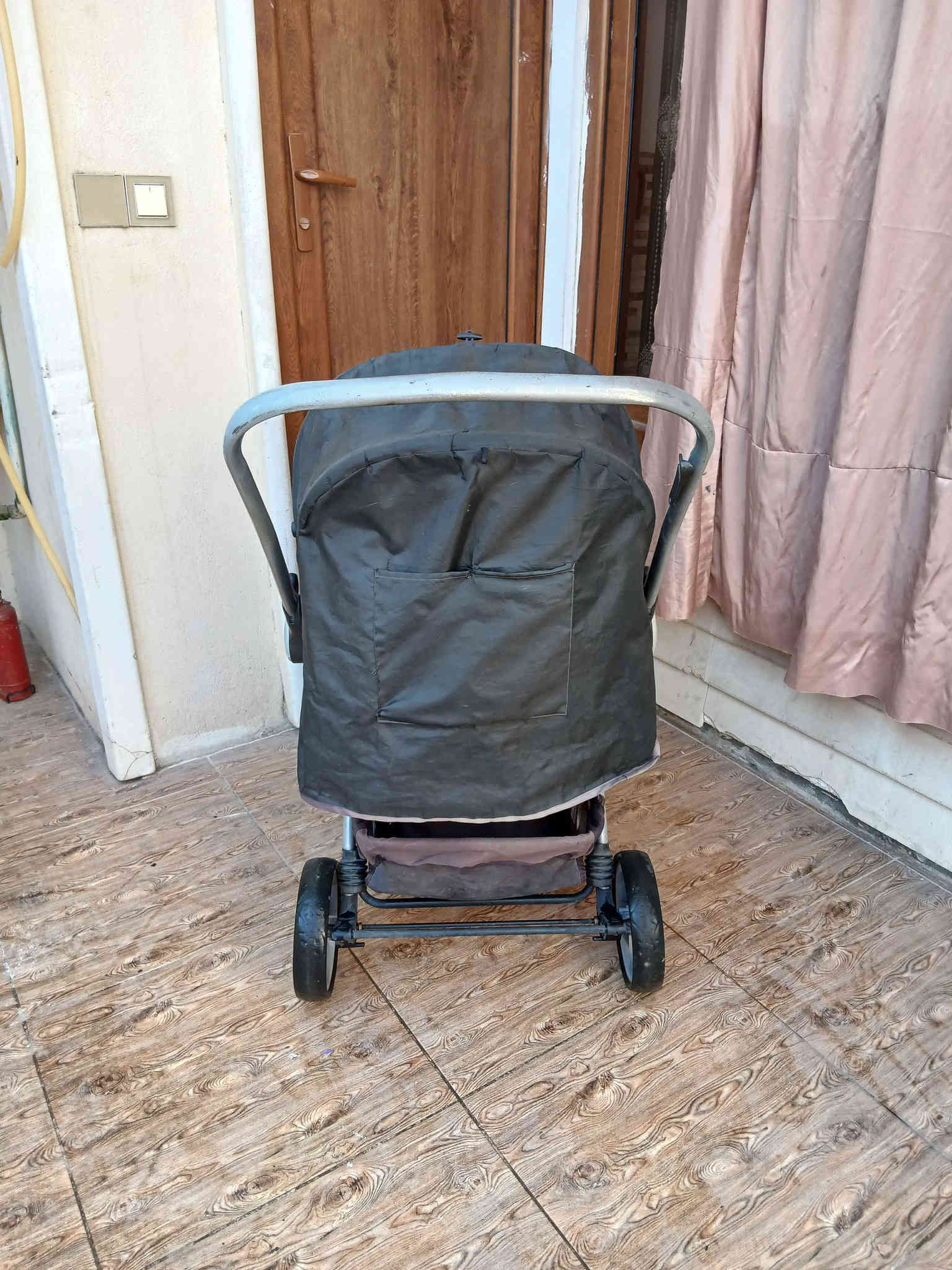 عارەبانەی مناڵ ئەوروپی  مارکە VAVAحەجم گەورە و تایەگەورە ،دەسکەکەی یەتەپێشەوە ڕوت لەمناڵەکەت بێت ، پاڵ ئەخرێ بۆ خەوتن لەتازەلەدایک بوەوەبۆی ئەبێ تا 50 کیلۆ زیاتریش هەڵەگرێت ، قایشی بەستنەوەی چوارلای هەیە ،ژێرێکی گەورەی پێوەیە،بچوک ئەکرێتەوە بۆناوسەیارە ، تایەوئیشۆپ و شتی هەموی مەزبوتە خاوەنەکەی 140  پێداوە سعری ئێستای گونجاوە و قفڵی 55 هەزارە  
سلێمانی ، گەیاندن هەیە*********** السليمانية
