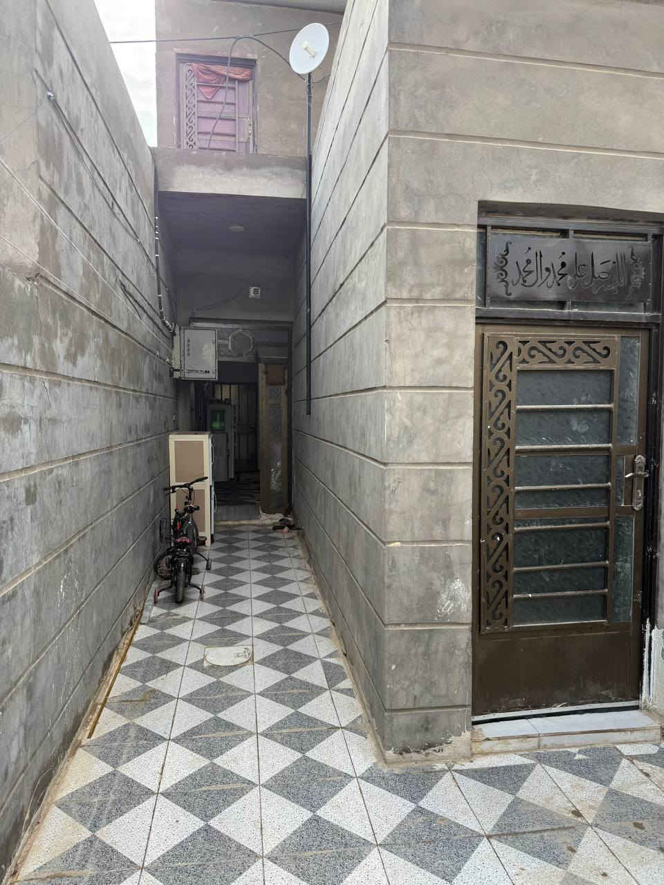 مشتمل للبيع طابو زراعي سند 25
الموقع حي بابل مقابيل الطاقه 
المساحه 100م 
واجه 5م 
نزال 10م 
يتكون من غرفه مع صاله وستقبال مع مطبخ مفتوح مجمع صحيات خارجي وداخلي منور المشتمل كامل من كلشي 
سعره 47 وبيه مجال 
للاستفسار اكثر يرجو التواصل معنا عبر الارقام التاليه 
***********ابو ايليا السلطاني 
*********** ابو مؤمل السلطاني 
*********** ابو ايليا السلطاني 
او زيارة مكتب القمه للعقار الكائن في بداية شارع المعاره طريق الزوار قرب الصيدليه الجديده قبل مدرسة معادن الحكمه
