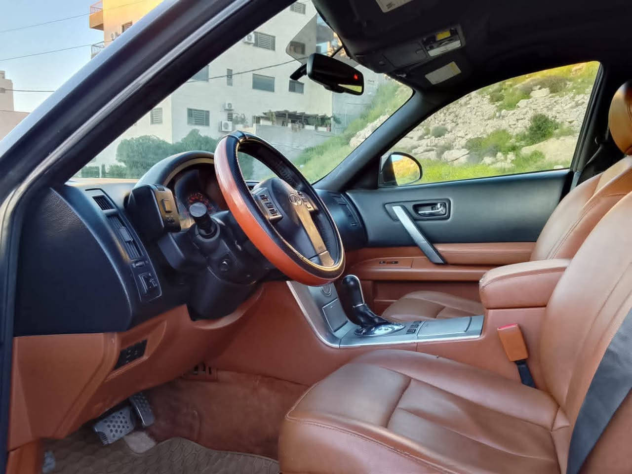 إنفينيتي FX35 موديل 2008 كروس أوفر رياضية فاخرة بامتياز، تتميز بمحرك \(V6\) سعة 3.5 لتر يولد 280 حصاناً، وتصميم خارجي جريء، ونظام دفع خلفي أو رباعي. تجمع بين أداء السيارات الرياضية وعملية الـ SUV، وتأتي بنظام تعليق متماسك، ونظام صوتي مميز من Bose.المواصفات الفنية الكاملة (2006):المحرك: 3.5 لتر \(V6\) (24 صمام) مصنوع من الألومنيوم، كامات علوية مزدوجة.القوة: 280 حصان.عزم الدوران: 37.9 كجم/م (270 رطل-قدم).ناقل الحركة: أوتوماتيك 5 سرعات مع وضعية يدوية (تيبترونيك).نظام الدفع: خلفي أو رباعي ذكي  ثانية.الميزات والتجهيزات:التصميم الخارجي: جنوط ألمنيوم  20 بوصة الحديث ، مصابيح زينون أمامية كشافات زينون مع اضافات عدسات (Xenon)، وفتحة سقف 
.المقصورة الداخلية:
 مقاعد جلدية فاخرة، مقاعد أمامية كهربائية بـ 8 اتجاهات مع ميزة التدفئة، شاشة معلومات
، ونظام تكييف أوتوماتيكي
 مزدوج.التقنية: نظام صوتي كامل  Bose مع شاشة تيسلا اورجيتال لعرض كامل معلومات السيارة ع الشاشة، نظام ذكي لتشغيل السيارة (Keyless).الأمان: فرامل \(ABS\) مهواة، نظام توزيع قوة الفرملة (\(EBD\))، وسائد هوائية متطورة، ونظام التحكم في الجر
:المميزات: أداء رياضي قوي جداً، ثبات ممتاز
فحص كامل بسعر 5800 د
الممشى :١٧٥ الف كم ‏‪+962795948401‬‏


**إذا كنت صاحب هذا الإعلان وتريد حذفه لأي سبب، رجاءا أرسل رسالة إلى الدعم الفني**
