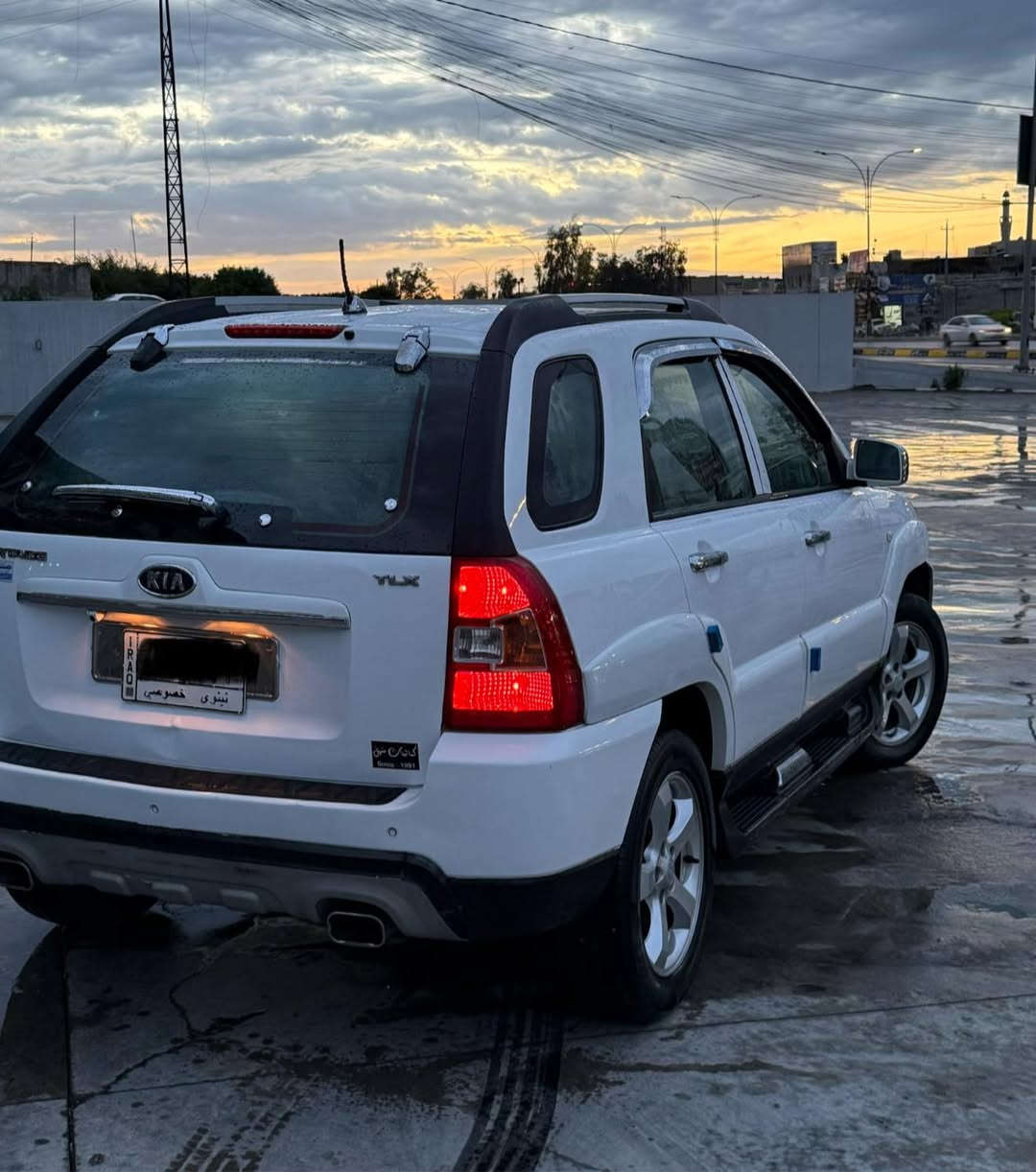 كيا سبورتج 2010 كوري 
بيها صبغ بس بالسقف بدون دواخل 
وبيها معجون شبر بل تكمله مأشر بل صوره شرط بدون اي دواخل
كشن كهرب وتدفئه تحكمات 
محرك وكير شرط 
تبريد تدفئه شرط 
تايرات جديدة 
رقم نينوى السنويه لي2028 تسقط شرط التحويل 
السياره جاهزة ماناقصها شي كلش حلوه
السعر 97 ومجال بسيط
مكان السياره موصل
غير متواجد عل فيس
***********
***********
