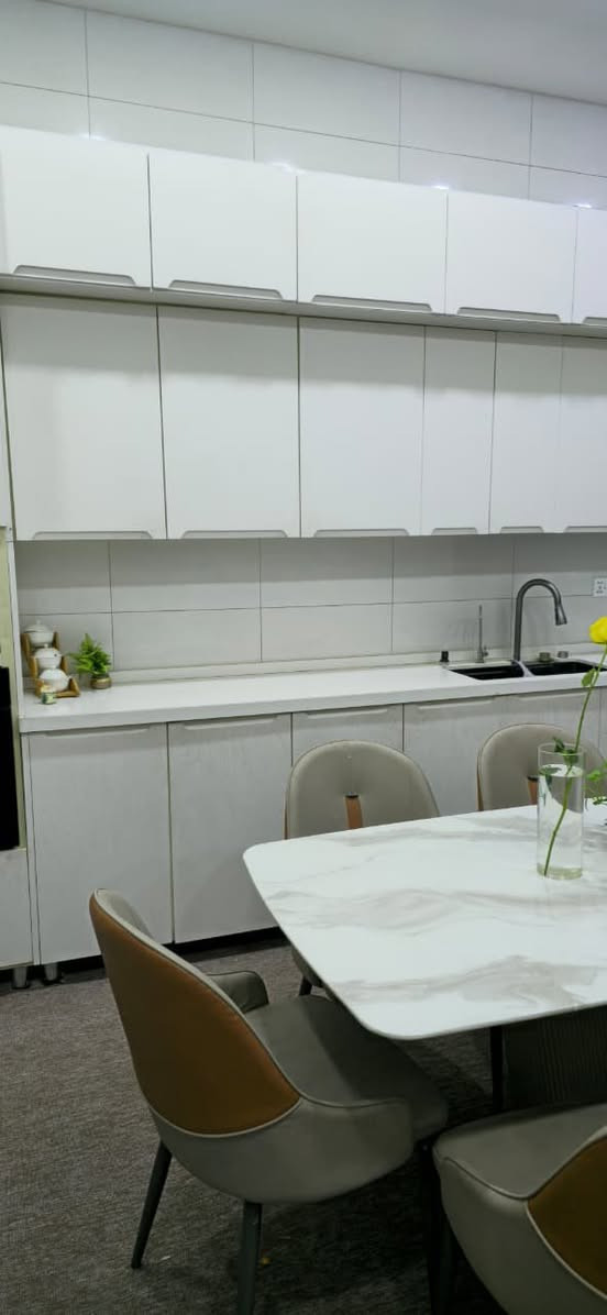 السلام عليكم بيت مساحة ٤٤٠ م باب بغداد قرب فندق البارون شارع السيدة زينب الطابق الارضي يتكون من حديقة استقبال صالة غرفين صحيات عدد ثنين مطبخ حار وبارد اضافة الى مخزن 
الطابق الثاني غرفتين بنضام سويت و صالة وغرفتين قيد الانشاء مجموعة صحيات (علما البيت بناء حديث بنا في سنة ٢٠٢٥ )
للاستفسار اتصال على هذا الرقم***********
