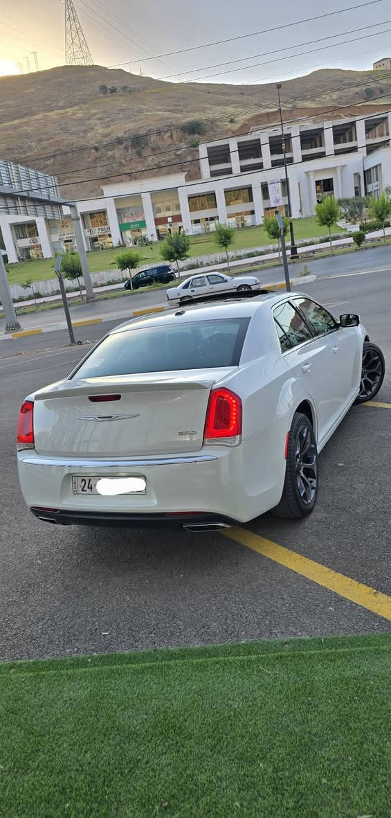 اوباما 2015 LIMITED لمتد
6 سلندر تو ويل 
ابيض صدفي 

بانوراما 
شفتات 
كشن جلد تدفئة 
تشغيل عن بعد 
مرايات هيتر وتعتيم 
ويل قياس 20 مع تايرات جديدة Michelin 

وارد كندي.. داخلة كلين تايتل 
بالعراق صار بيها جاملغ تبديل وكرت 

رقم دهوك بأسمي 
رقم وهزة جديدة 

جداً نظيفة السيارة وبدون نقص 
بالواقع احلى من الصور 

السعر : 205 وبيها مجال 
مكان السيارة دهوك 
***********
***********
اتصال أو واتساب
