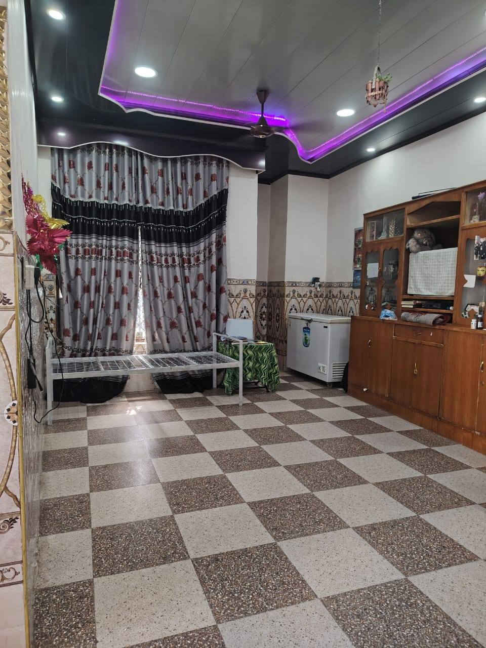 السلام عليكم 
دار للبيع في منطقة البوشناوه طريق حله -القاسم
المساحه500متر
يحتوي على غرفتين 
هول+استقبال+مجمع صحيات+حديقتين
 للاستفسار الاتصال على الرقم التالي 
***********
