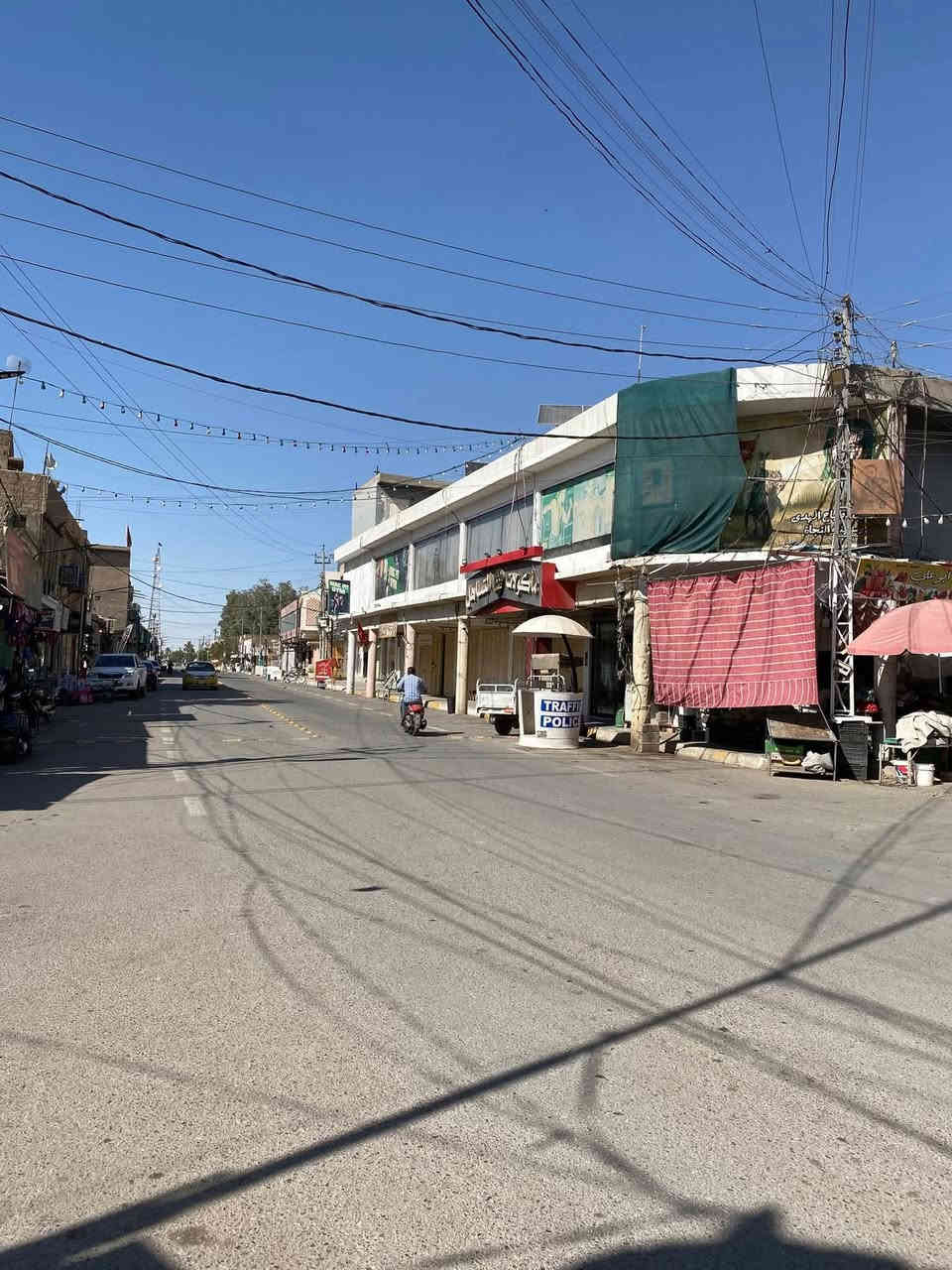 للبيع – حصة شريك في عمارة تجارية
ركن طابو ملك صرف

🔹 الموقع:  رأس السوق الكبير 
🔹 المساحة الكلية: 175 متر مربع – طابقين

🔹 تفاصيل العقار:
 • الطابق الأرضي: 12 محل تجاري.
 • الطابق الثاني: قاعة كبيرة متعددة الاستخدامات.
 • العقار مملوك لشخصين (شراكة).
 • المعروض للبيع: حصة أحد الشركاء فقط.
 • ملاحظة: العقار غير قابل للفرز (قسمة رضائية).

للتواصل : ***********

مکتـــــــــب سيرين للعقارات-Serene Real Estate
