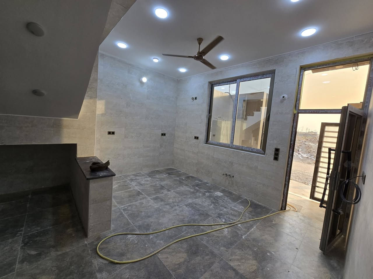 سلام عليكم . 
للبيع مشتمل طابقين مربع 10*10 ركن ع شارعين ب مخابرات .
البيت بناء درجه اولى وهسه طلعوا العمال منه . 
رقم العقار 10979 
السعر 165 . 
***********
