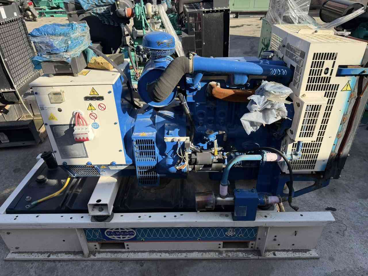 #مولدات 
بيركنز 4 سلندر حجم 98 ملم عادي جديد اخو زيرو 
برغي مامفتوح منه شرط الشغل والحمل 
نظام اوتو + نظام حمايه 

‏📍التوليد 45 kva 
📍السعر خاص او اتصال بالرقم التالي 

العنوان أربيل الصناعه الجنوبيه 
للاستفسار الاتصال +واتساب (***********)يوجد توصيل لجميع المحافظات
