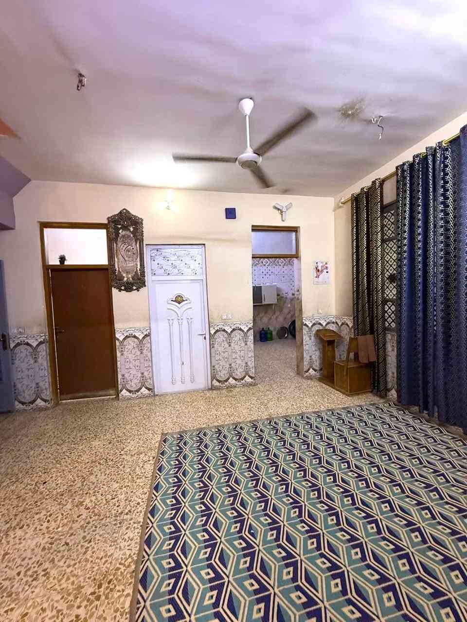 دار للبيع المساحة ١٥٠ متر في الزراعي قطاع السادس قريب على  شارع الغربي
الدار مكون من طابقين  
الوجهة 15 متر والنزال 10 متر
يحتوي على استقبال ومطبخ وغرفه نوم وحولي وصحيات 
الطابق الثاني يحتوي على ثلاث غرف نوم وصحيات 
البيت جاهز 
السعر 140 مليون وقابل للتفاوض 
للاستفسار مراسلة الصفحة او الاتصال على الأرقام التالية
***********
***********
***********
