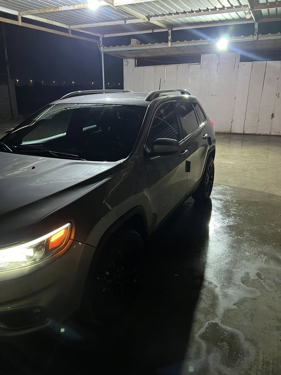 السلام عليكم
جيب شيروكي فئة لاتيتود 
موديل 2019 
محرك 2400 / 4 سلندر 
ماشية 58 
كير محرك مكفولات 
حدادية جديدة 
شاشة 
سايد بريك كهرباء 
لايت زنون 
منافذ شحن 
بلوتوث 
تبريد تدفئة 
رقم قادسية 
سونارها مرفق مع الصور 
السعر 105 وبيها مجال 
عنوان واسط / نعمانية 
للاستفسار ***********
