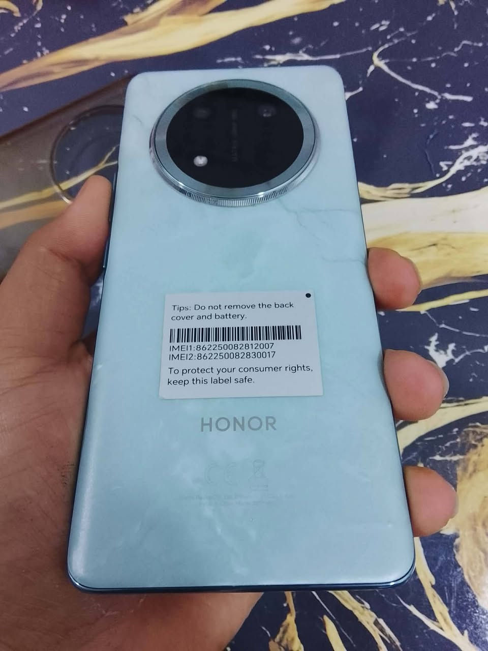 هونر اكس ٩ سي الجهاز نضيف شخط مابي يجي ويا كرتونه وشاحنه ذاكره ٢٥٦ جهاز جدا قوي بل العاب وبل تصفح وبكلهن رايده ٣٢٥ وبي مجال مكاني بغداد حي الجهاد المكاسب قرب جامع الحافض *********** سبب البيع محتاج فلوس
